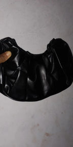 Axelväska dam plisserad hobo med mjuk dumplingdesign i svart