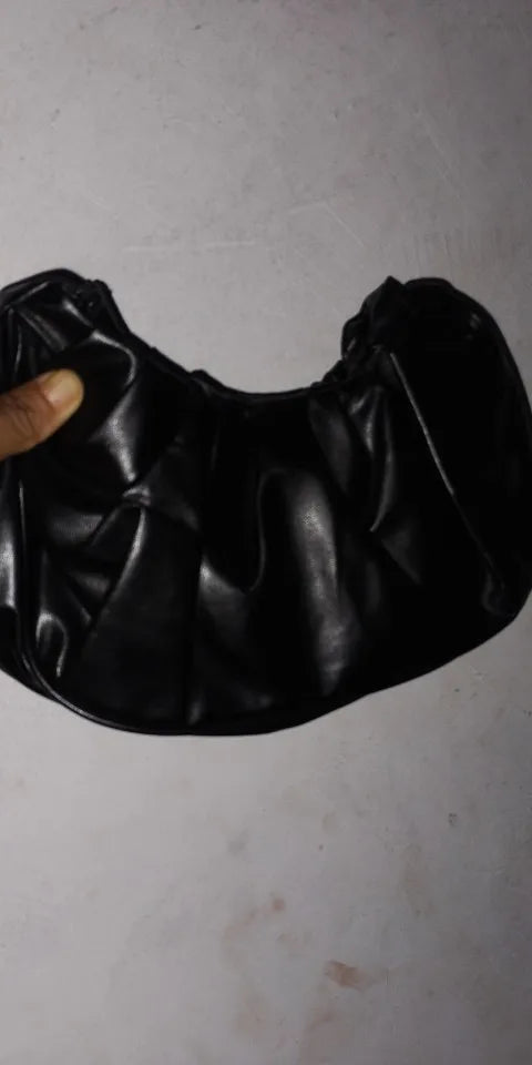 Axelväska dam plisserad hobo med mjuk dumplingdesign i svart