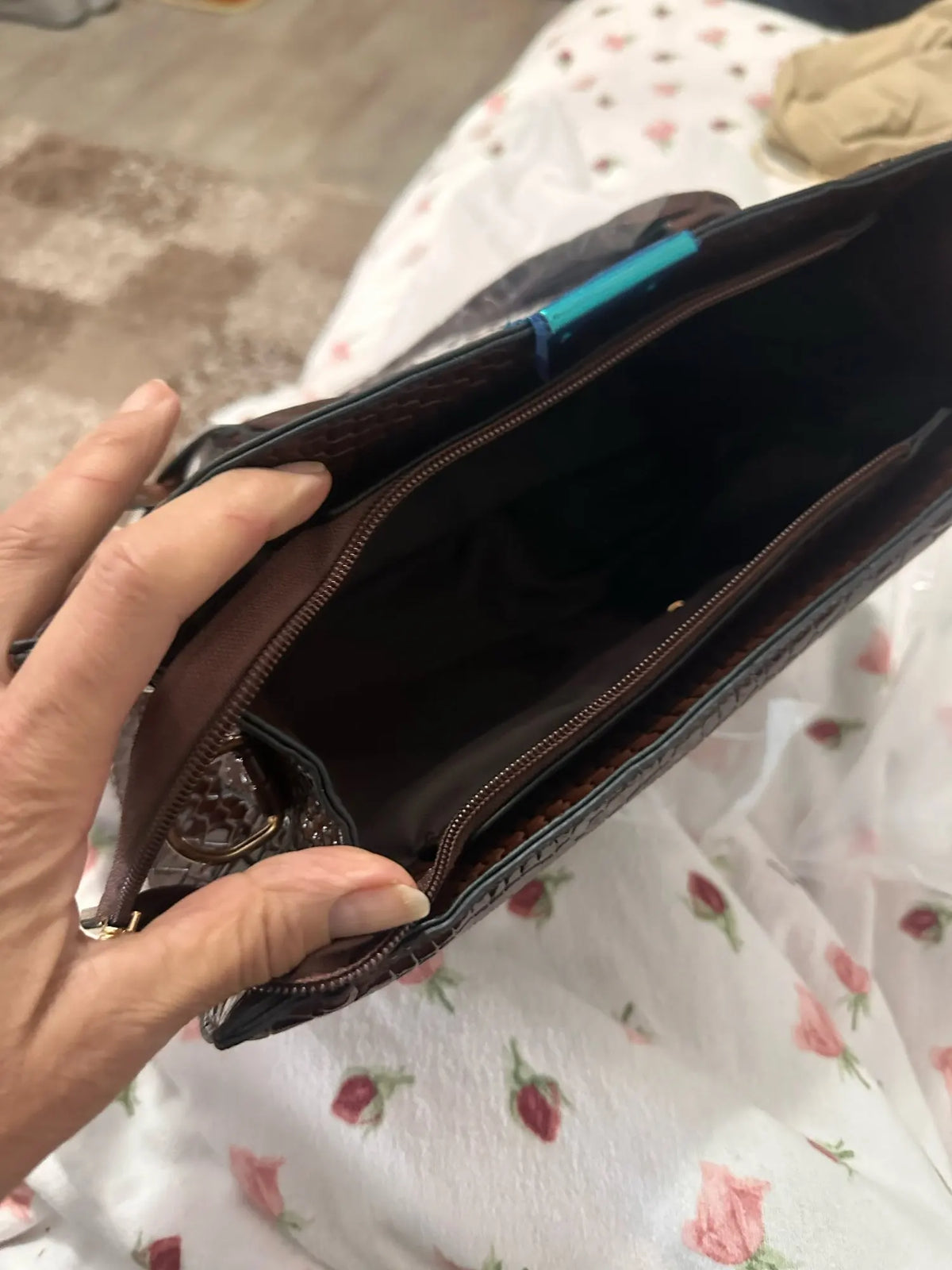 Crossbody väska dam med krokodilmönster och stor kapacitet, mobilficka