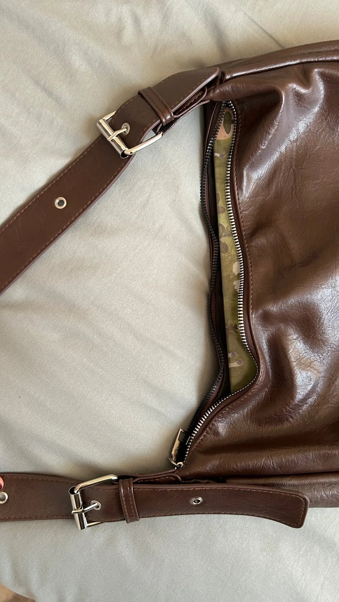Crossbody väska dam med stor kapacitet, innerfack och axelrem