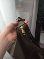 Crossbody väska dam med stor kapacitet, innerfack och axelrem