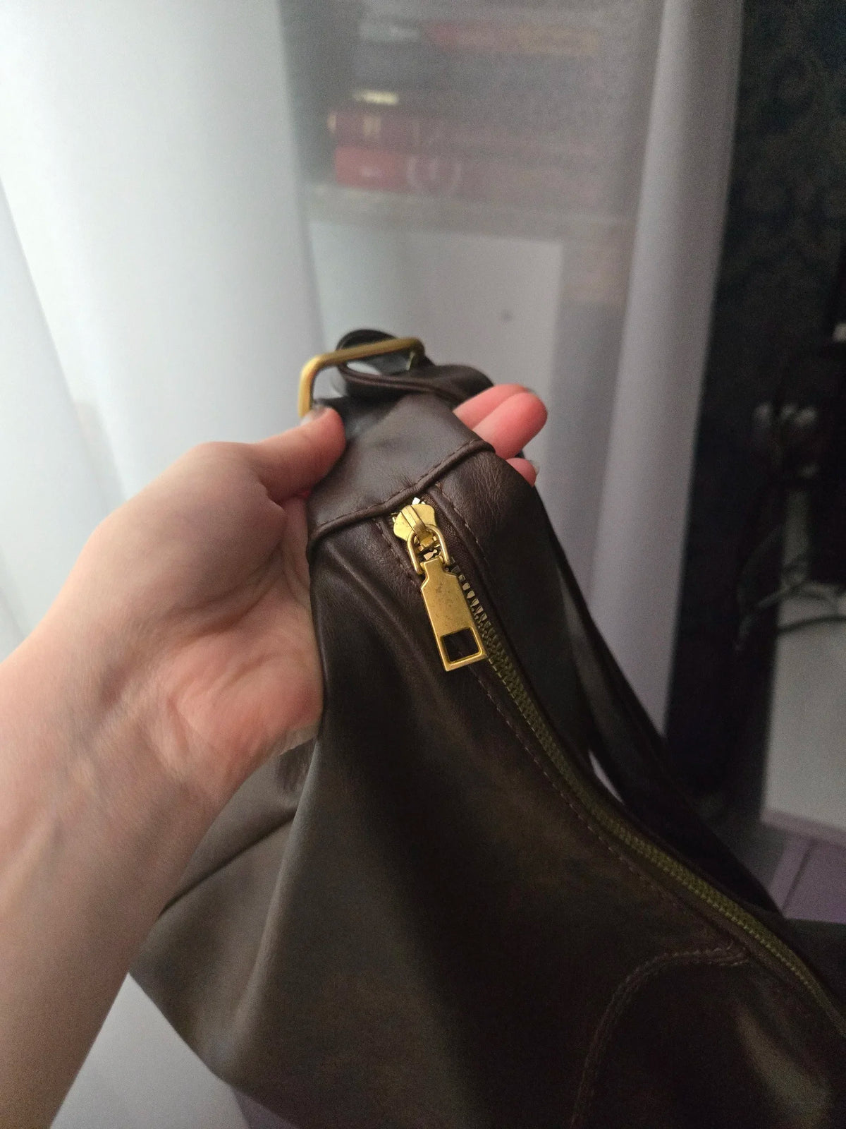 Crossbody väska dam med stor kapacitet, innerfack och axelrem
