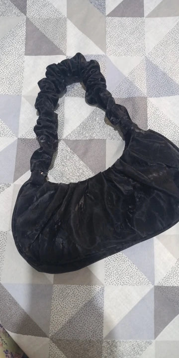 Axelväska dam plisserad hobo med mjuk dumplingdesign i svart