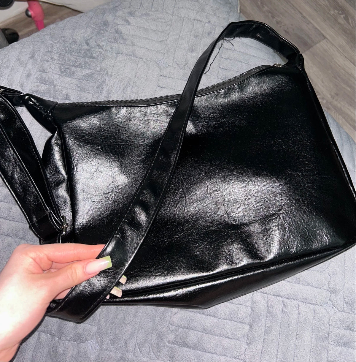 Crossbody väska dam med stor kapacitet, innerfack och axelrem