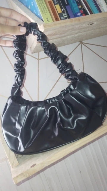 Axelväska dam plisserad hobo med mjuk dumplingdesign i svart
