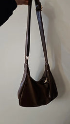 Crossbody väska dam med stor kapacitet, innerfack och axelrem