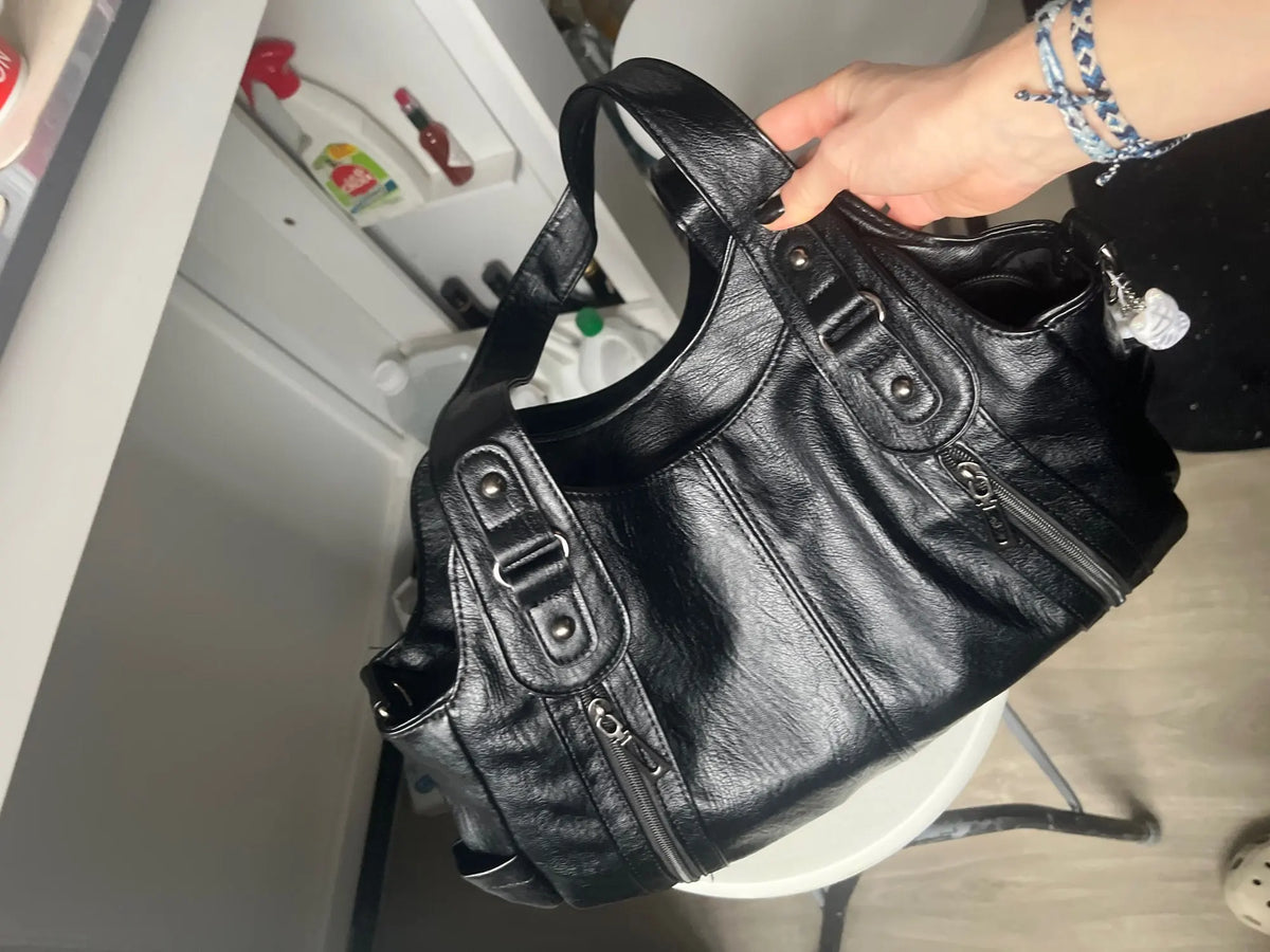 Crossbody väska dam med mjuk form och lång axelrem
