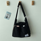 Crossbody väska dam i ribbad manchester med vintage stil och stort huvudfack