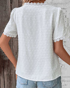 Blus dam med spetsdetaljer och prickig struktur, boho-stil i lätt tyg
