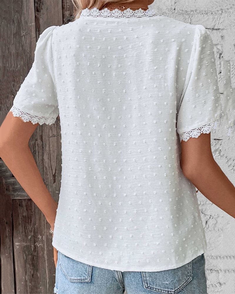 Blus dam med spetsdetaljer och prickig struktur, boho-stil i lätt tyg