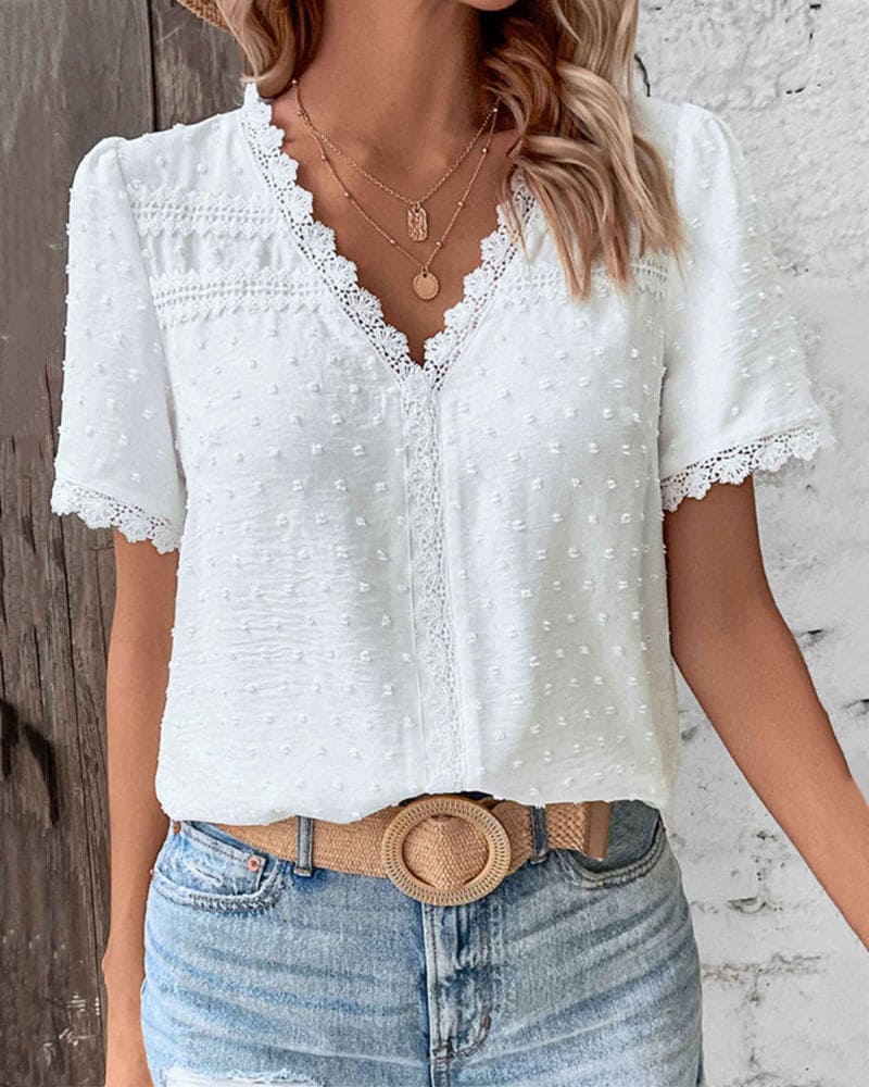 Blus dam med spetsdetaljer och prickig struktur, boho-stil i lätt tyg