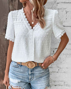 Blus dam med spetsdetaljer och prickig struktur, boho-stil i lätt tyg