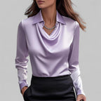 Festblus dam i satin med draperad urringning och kragdetalj
