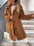 Vinterkappa dam i lång teddy med omfälld krage, varm och mjuk