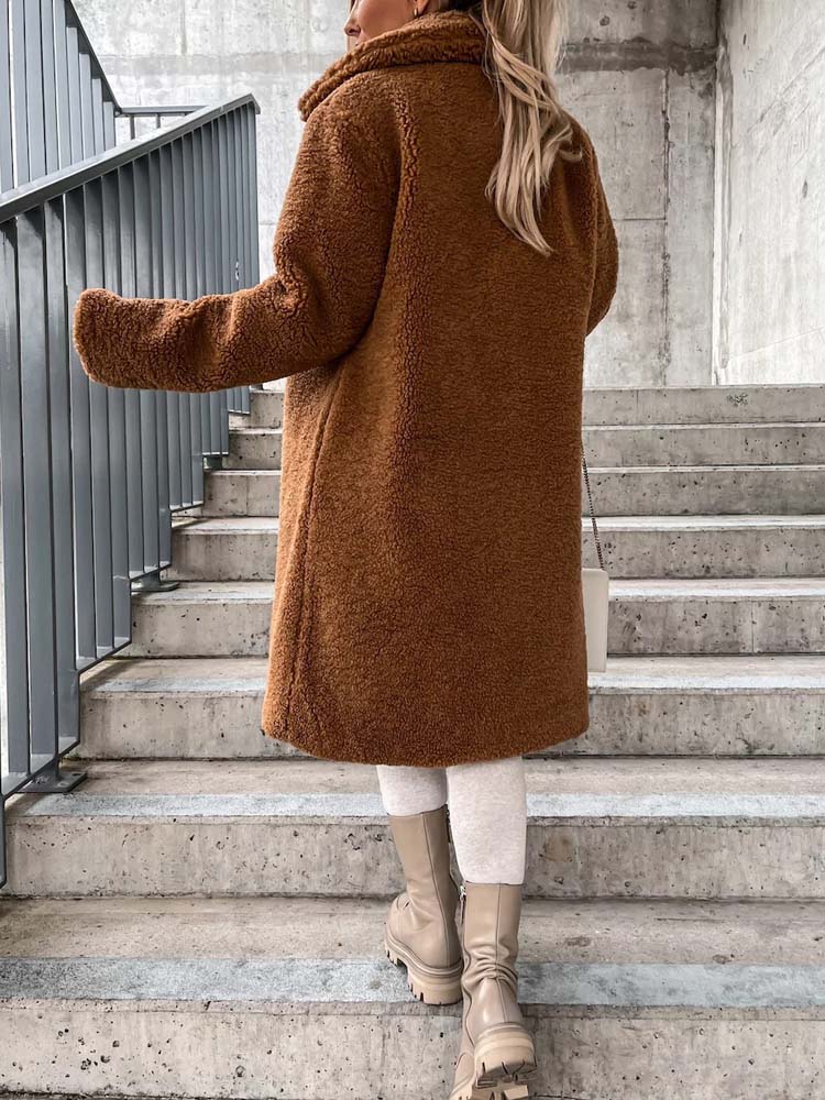 Vinterkappa dam i lång teddy med omfälld krage, varm och mjuk