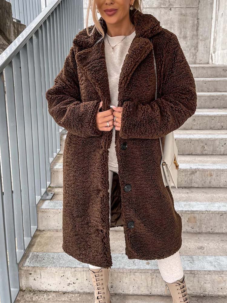 Vinterkappa dam i lång teddy med omfälld krage, varm och mjuk