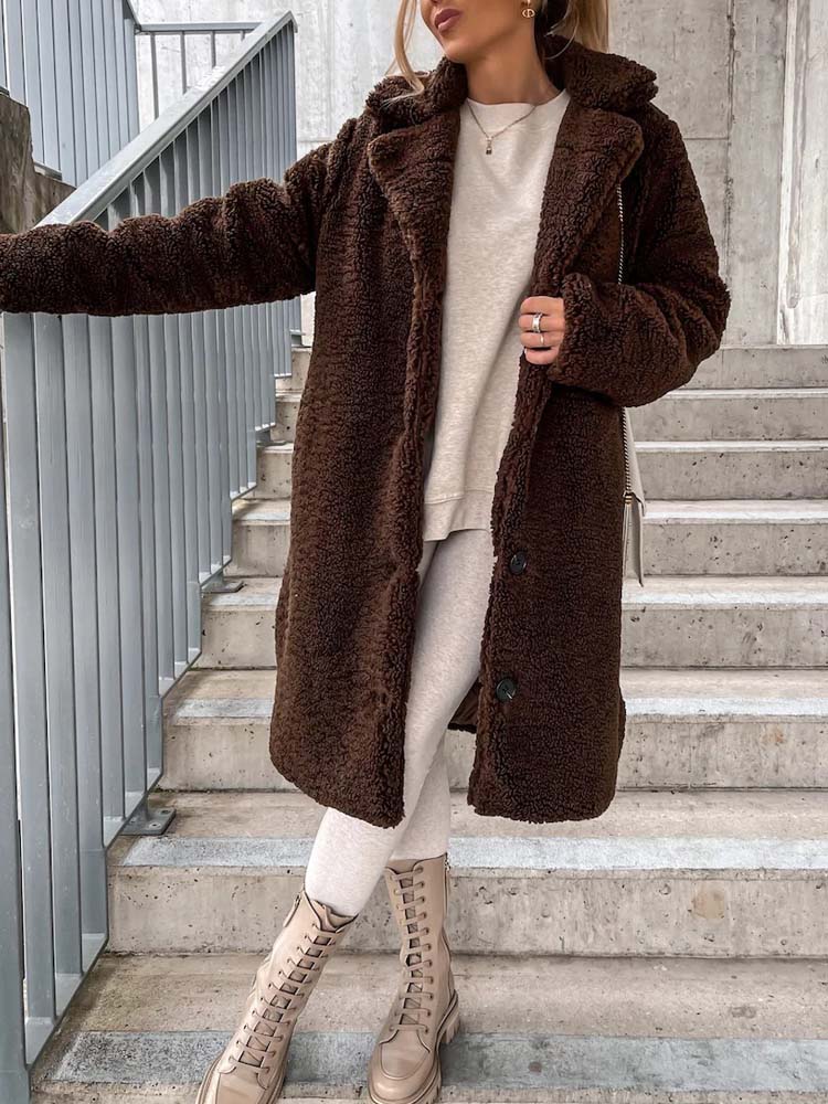Vinterkappa dam i lång teddy med omfälld krage, varm och mjuk
