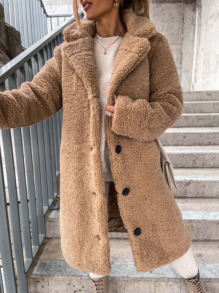 Vinterkappa dam i lång teddy med omfälld krage, varm och mjuk