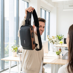 Crossbody väska dam stöldskyddad med kombinationslås och dolda dragkedjor