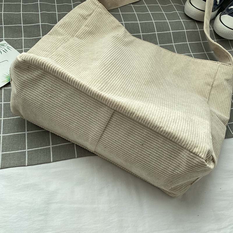 Crossbody väska dam i ribbad manchester med vintage stil och stort huvudfack