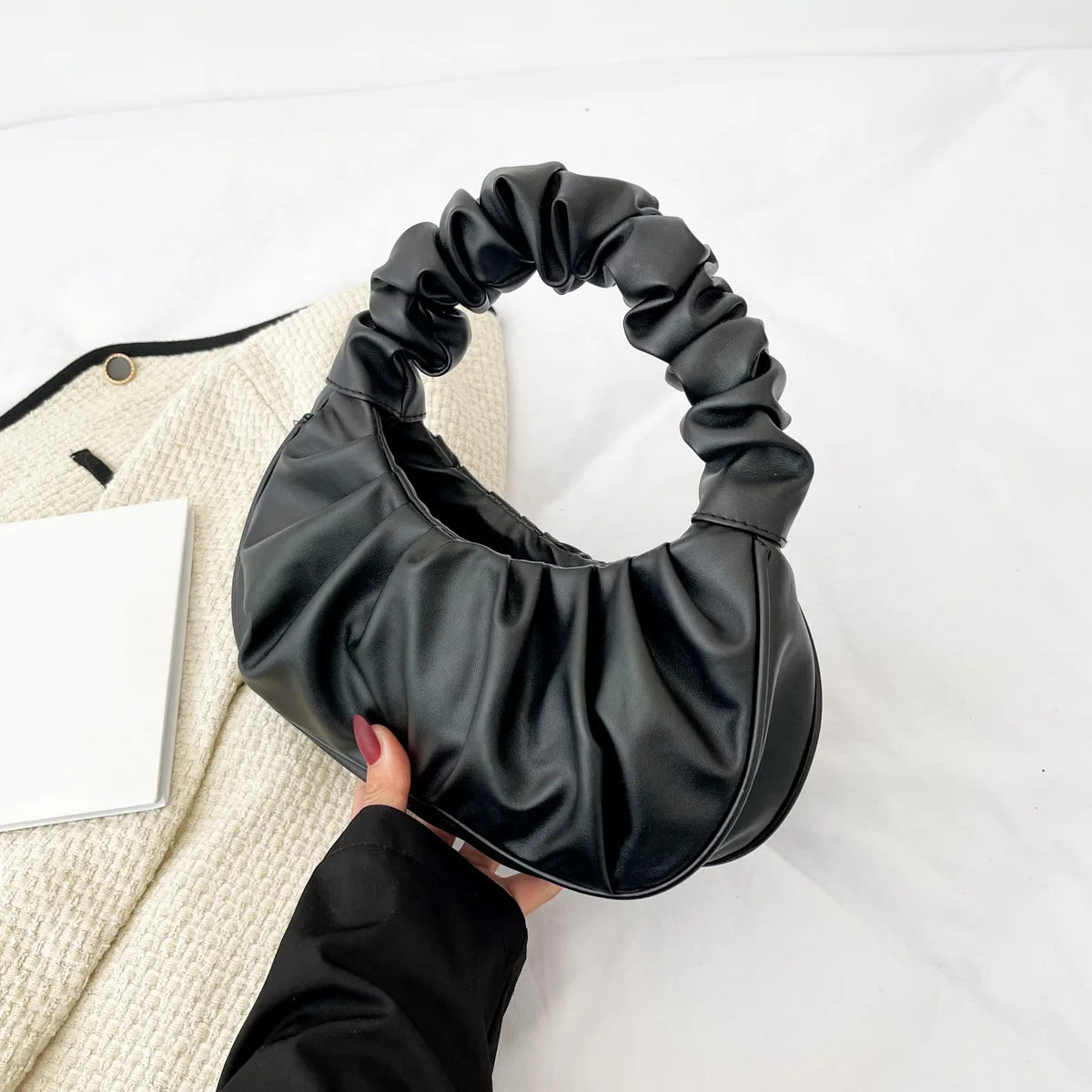 Axelväska dam plisserad hobo med mjuk dumplingdesign i svart