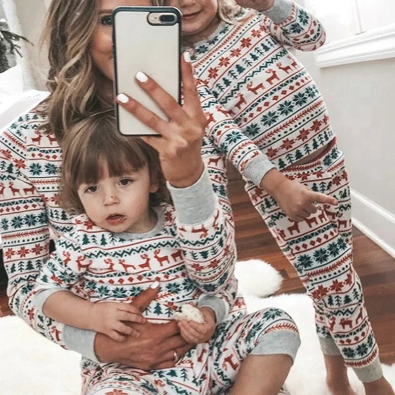 Julpyjamas dam tvådelad alloverprint med jultema, matchande familjestil