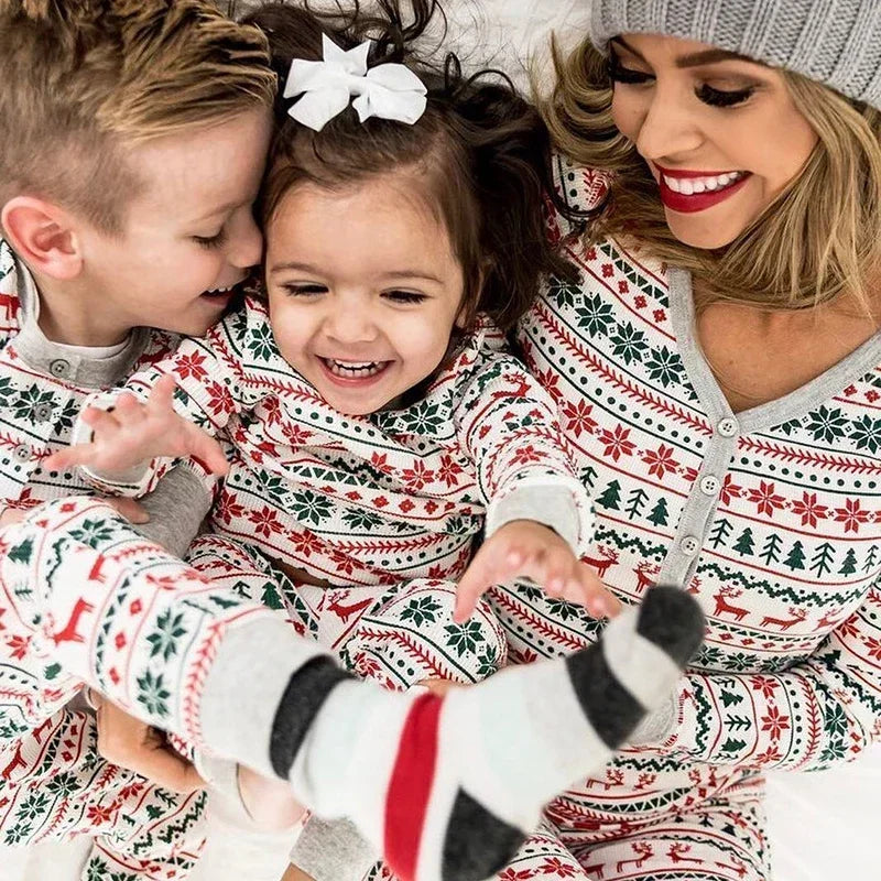 Julpyjamas dam tvådelad alloverprint med jultema, matchande familjestil
