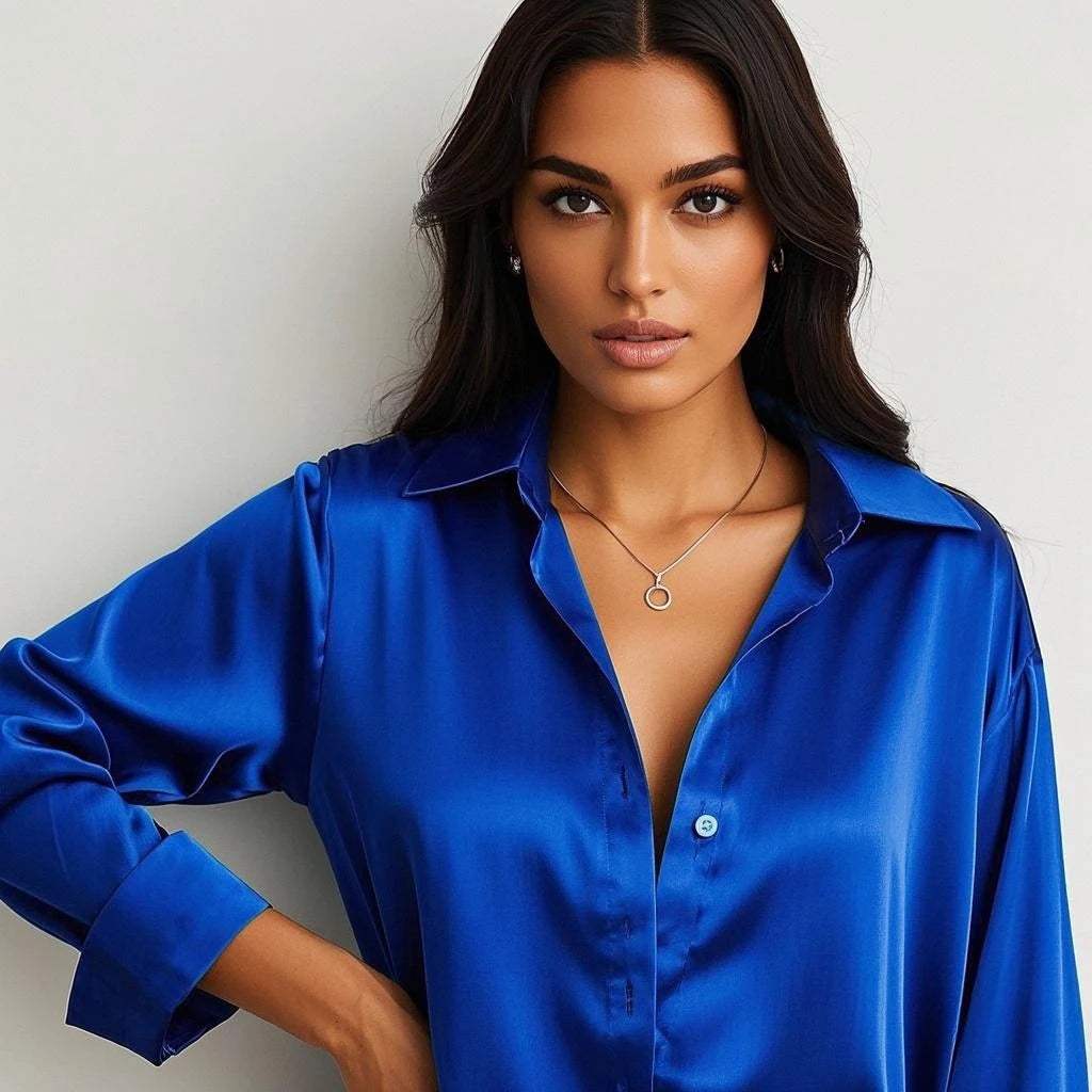 Festblus dam i satin med slimfit passform och basic design