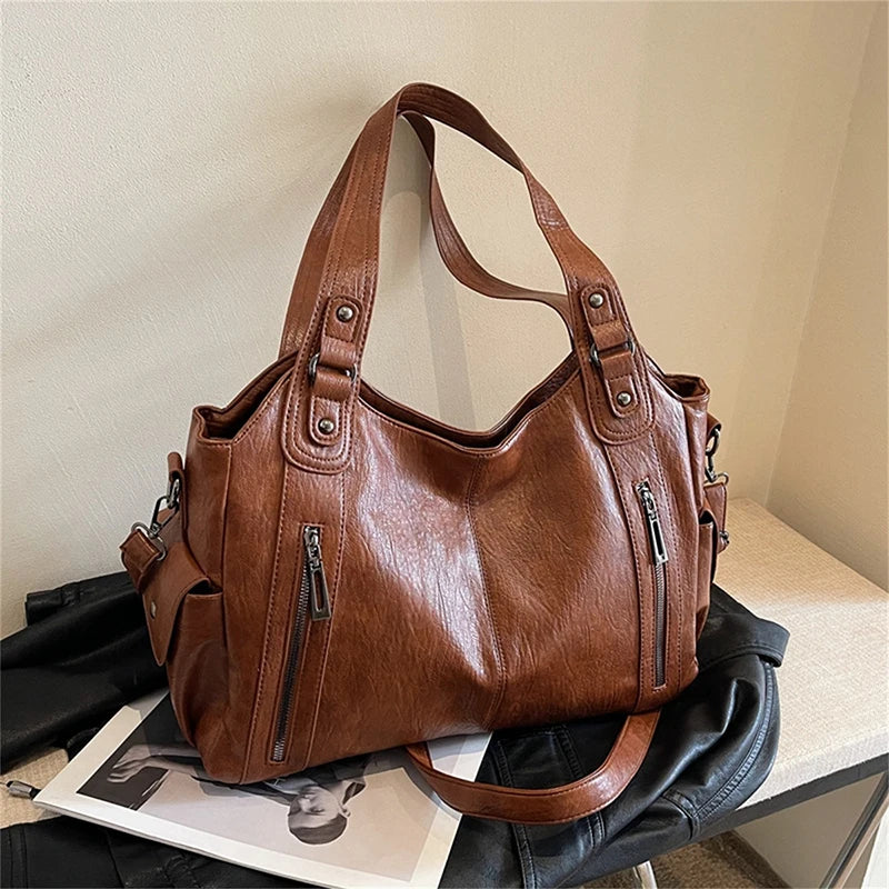 Crossbody väska dam med mjuk form och lång axelrem
