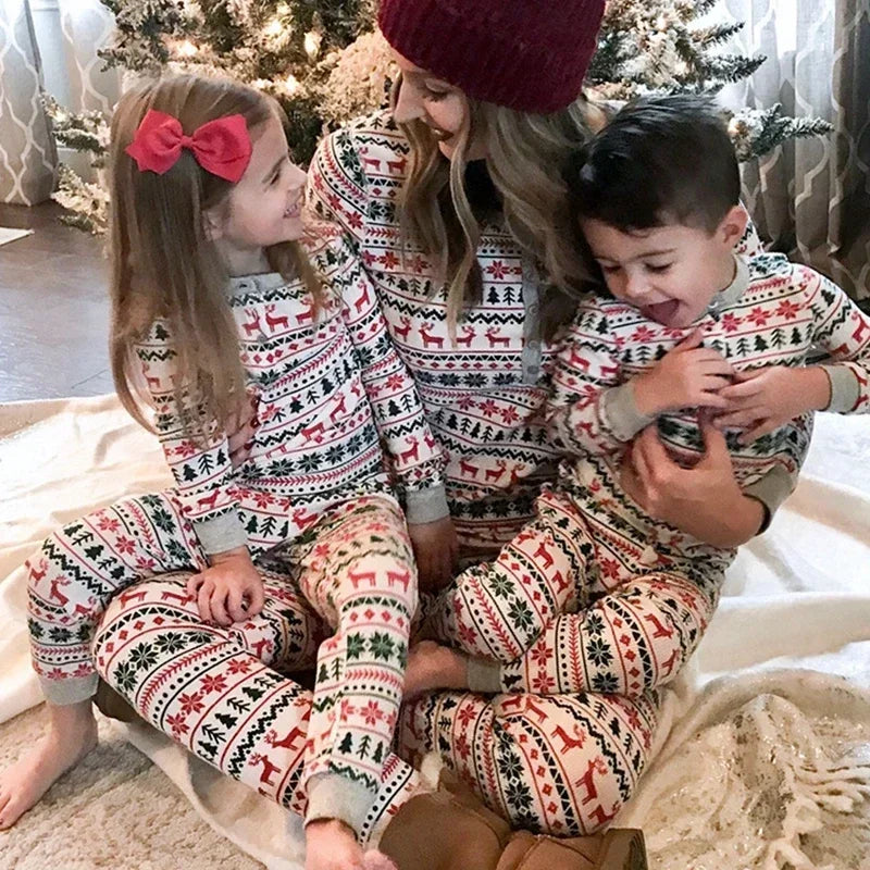 Julpyjamas dam tvådelad alloverprint med jultema, matchande familjestil