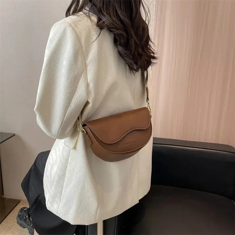 Crossbody väska dam vintage liten sadelväska med bred axelrem
