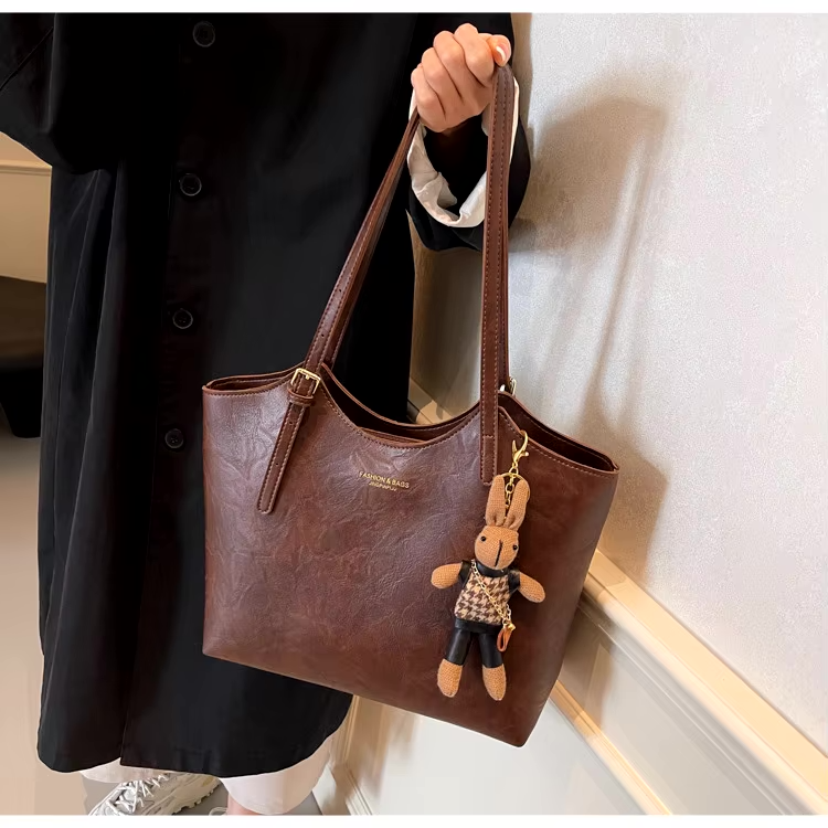 Axelväska dam med vintagestil, avtagbart kaninhänge och rymlig design