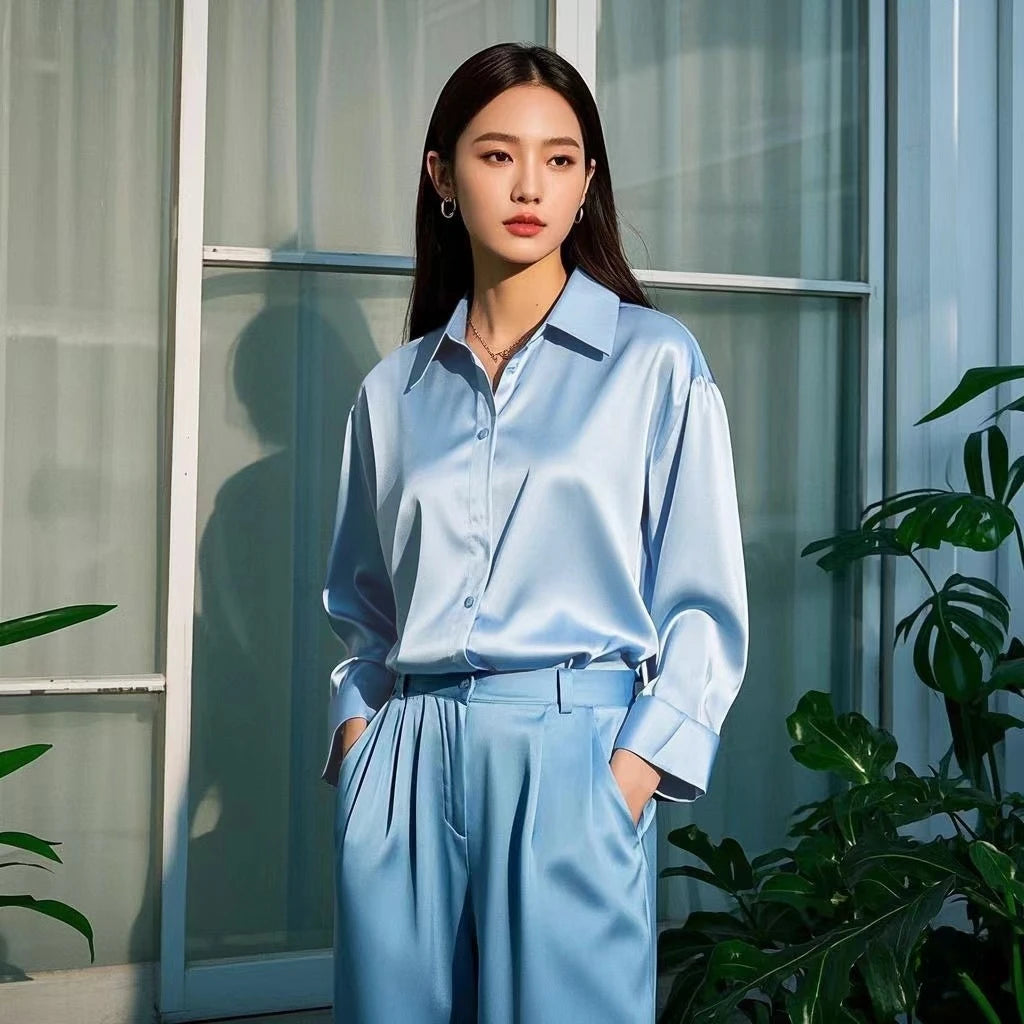 Festblus dam i satin med slimfit passform och basic design