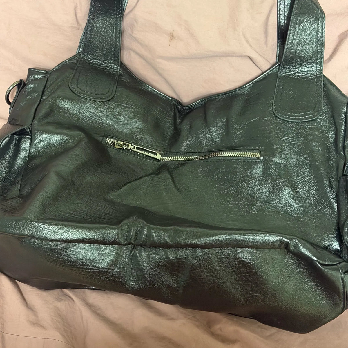 Crossbody väska dam med mjuk form och lång axelrem