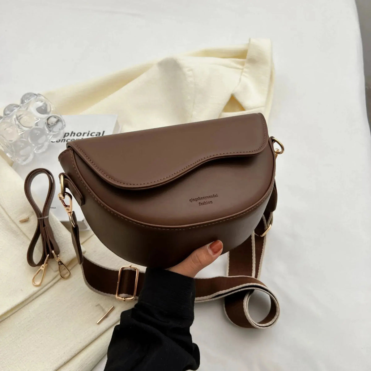 Crossbody väska dam vintage liten sadelväska med bred axelrem