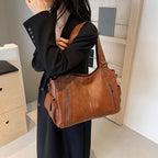 Crossbody väska dam med mjuk form och lång axelrem
