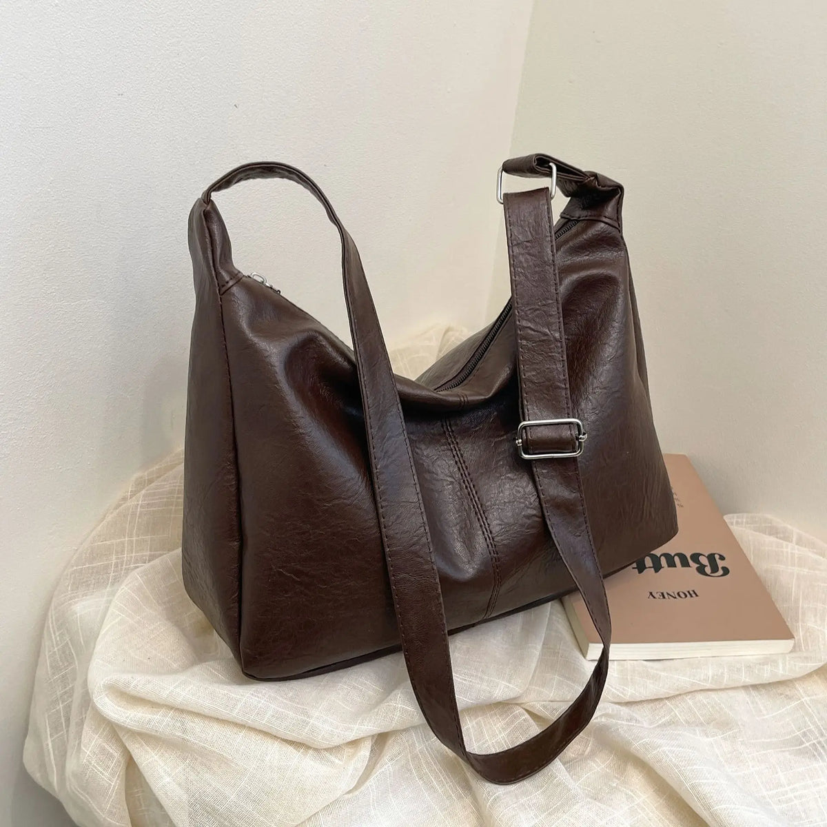 Crossbody väska dam med stor kapacitet, innerfack och axelrem