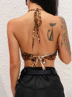 Paljettblus dam leopardmönstrad crop top med halterhals och metalldetalj