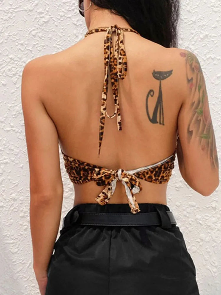 Paljettblus dam leopardmönstrad crop top med halterhals och metalldetalj