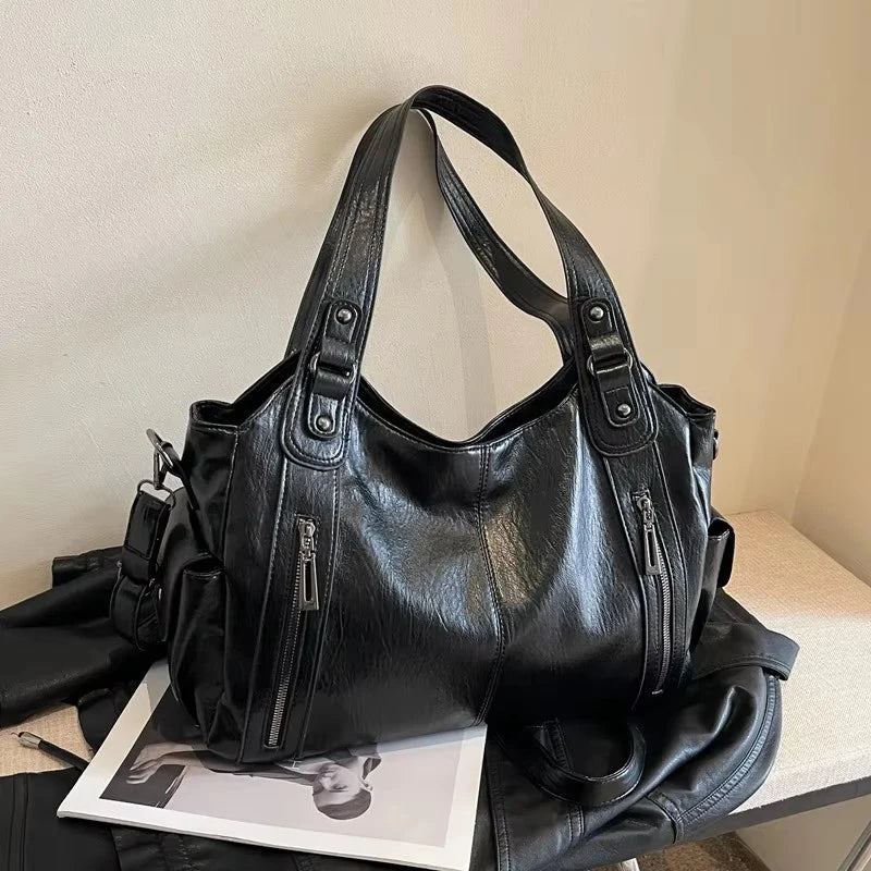 Crossbody väska dam med mjuk form och lång axelrem