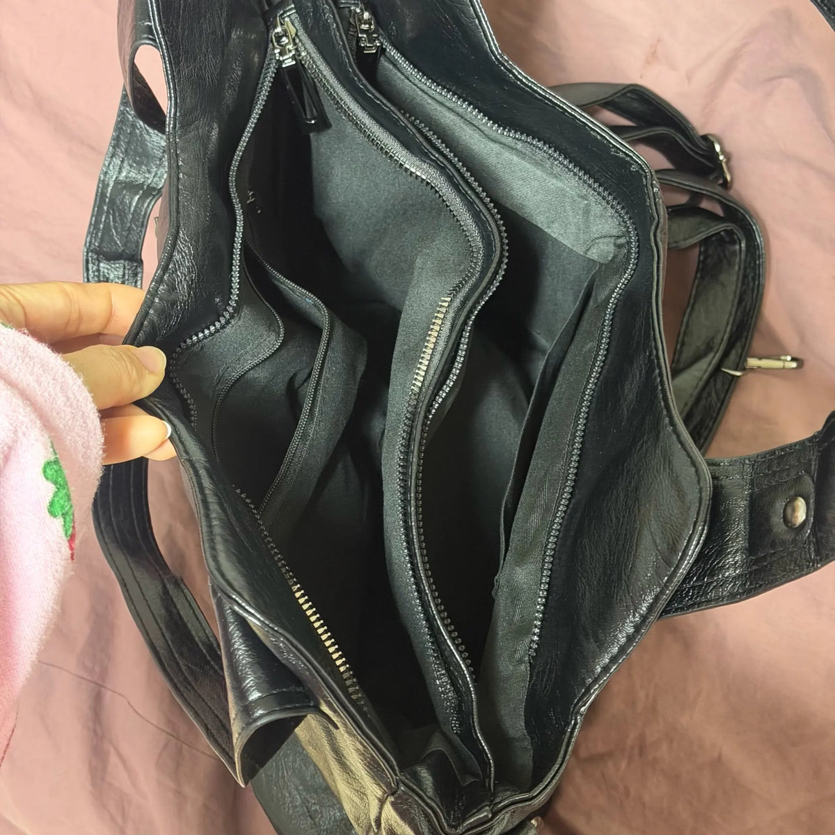 Crossbody väska dam med mjuk form och lång axelrem