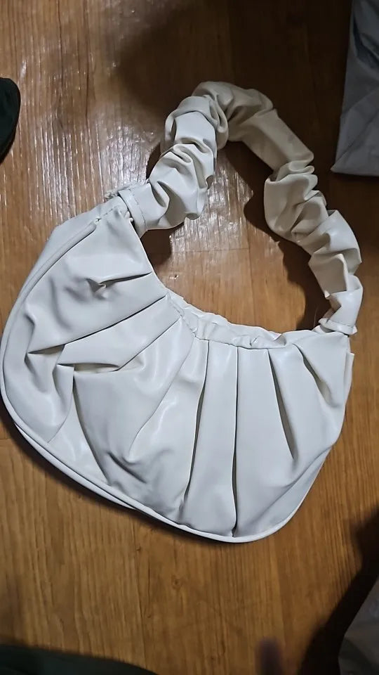 Axelväska dam plisserad hobo med mjuk dumplingdesign i svart