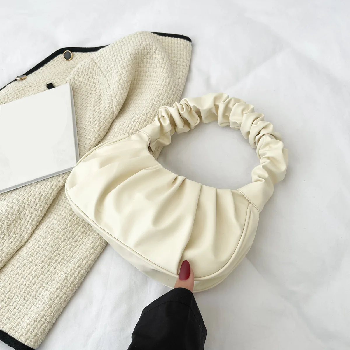 Axelväska dam plisserad hobo med mjuk dumplingdesign i svart