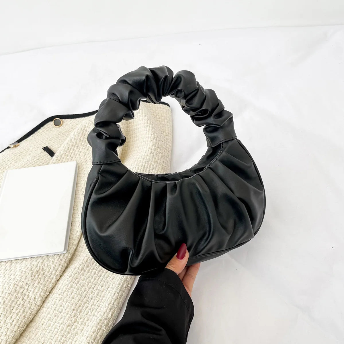 Axelväska dam plisserad hobo med mjuk dumplingdesign i svart