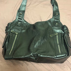 Crossbody väska dam med mjuk form och lång axelrem