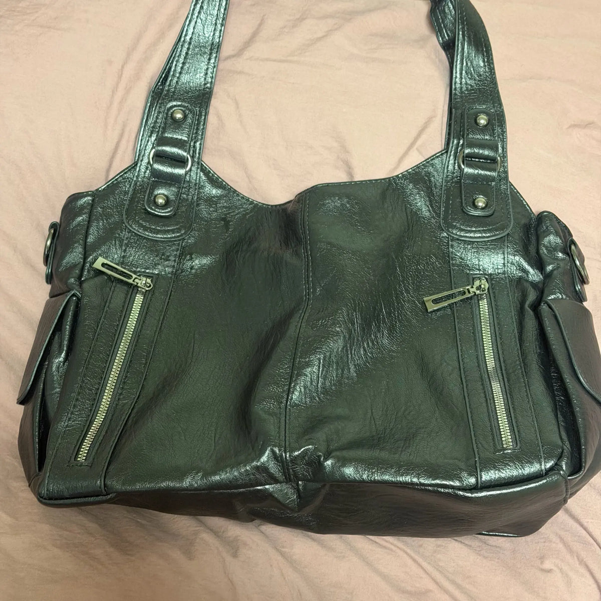 Crossbody väska dam med mjuk form och lång axelrem