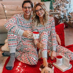 Julpyjamas dam tvådelad alloverprint med jultema, matchande familjestil