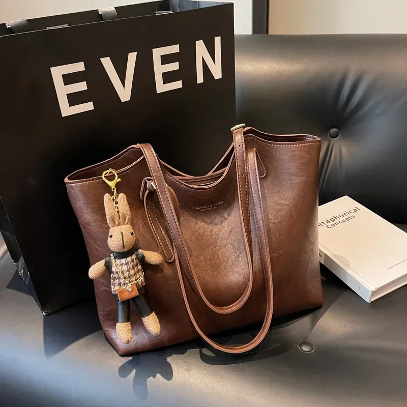 Axelväska dam med vintagestil, avtagbart kaninhänge och rymlig design