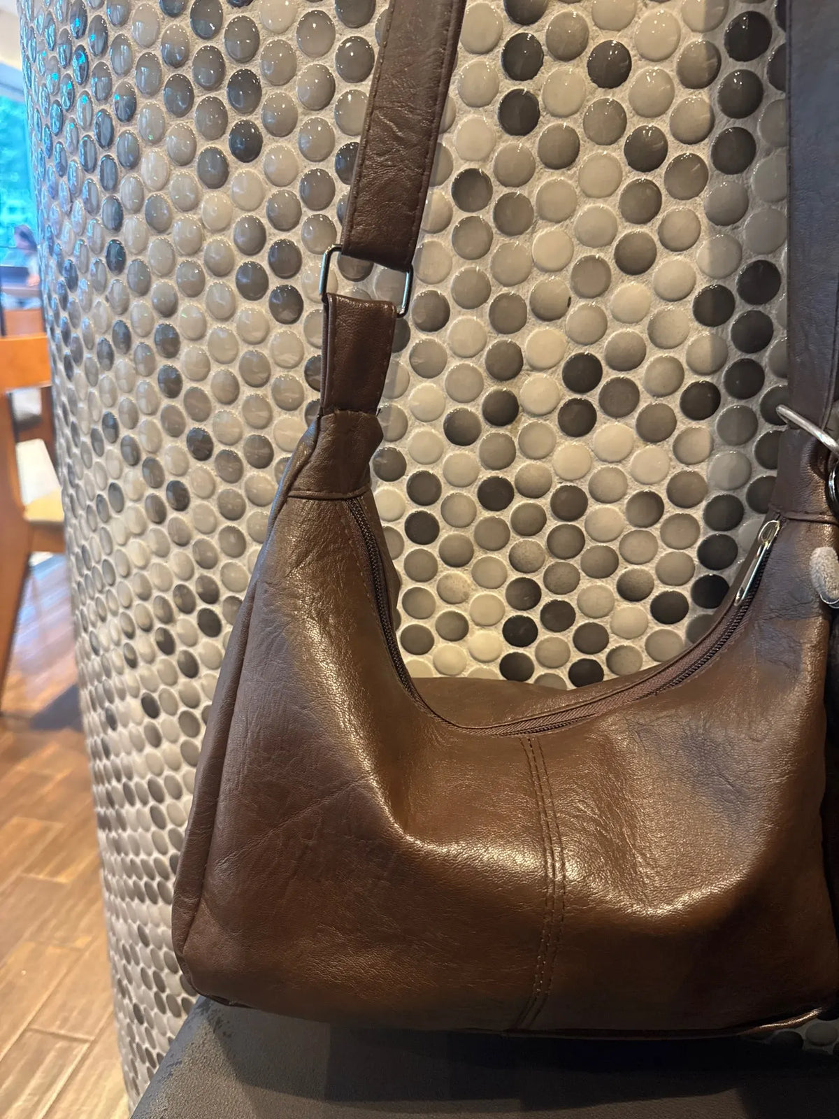 Crossbody väska dam med stor kapacitet, innerfack och axelrem