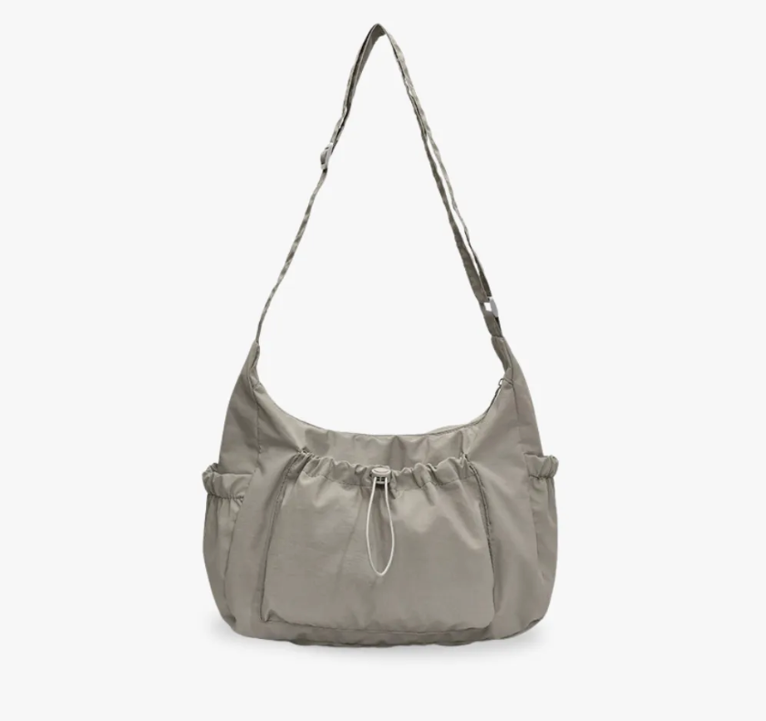 Crossbody väska dam med laptopfack och flera fickor